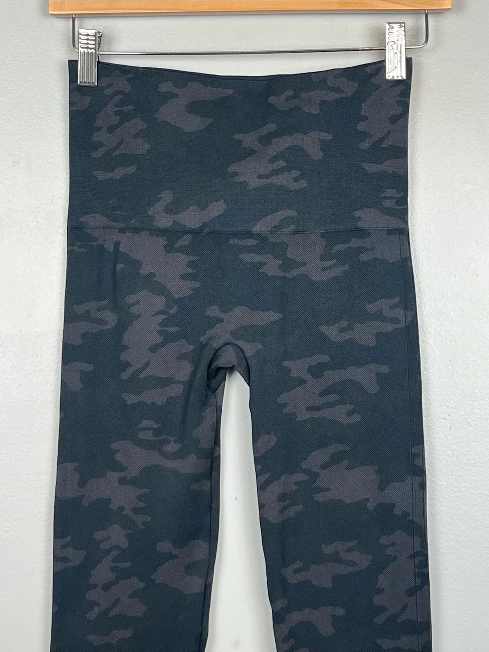 Spanx camo seamless nylon elastane leggings, size medium.